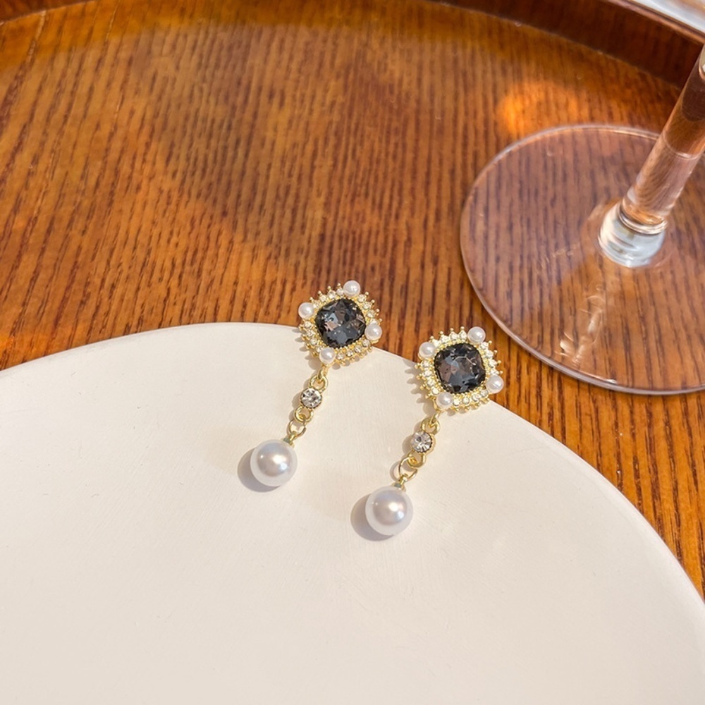 *LAYANA* Gold Pearl x Rhinestone Fashion Earrings